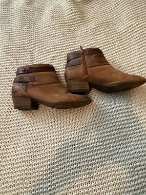 Clark’s Women's Brown Leather Ankle Boots - Classic Western Style